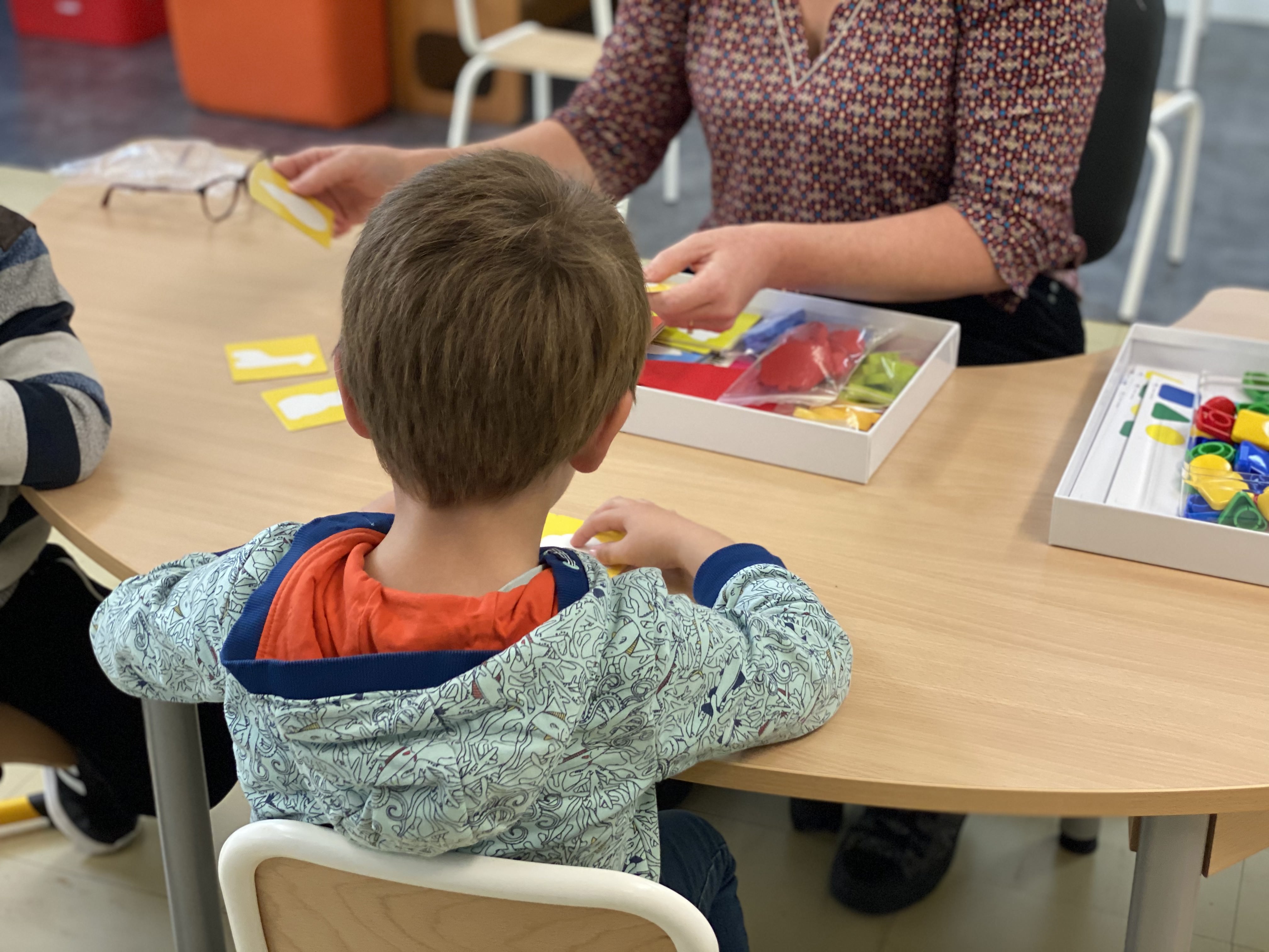 Un Garçon De 10 Ans étudie Attentivement à L'aide D'un Ordinateur